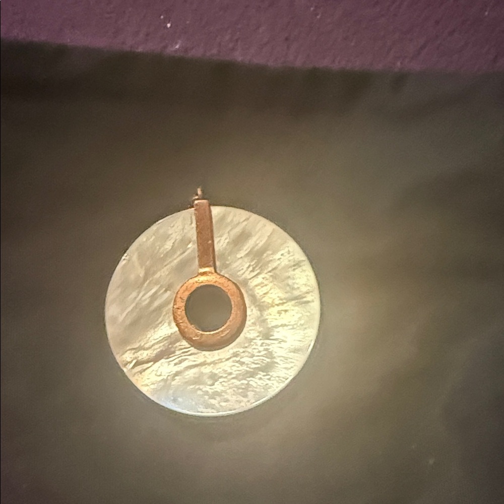 Elegant Mother of Pearl Pendant - Picture 9 of 9